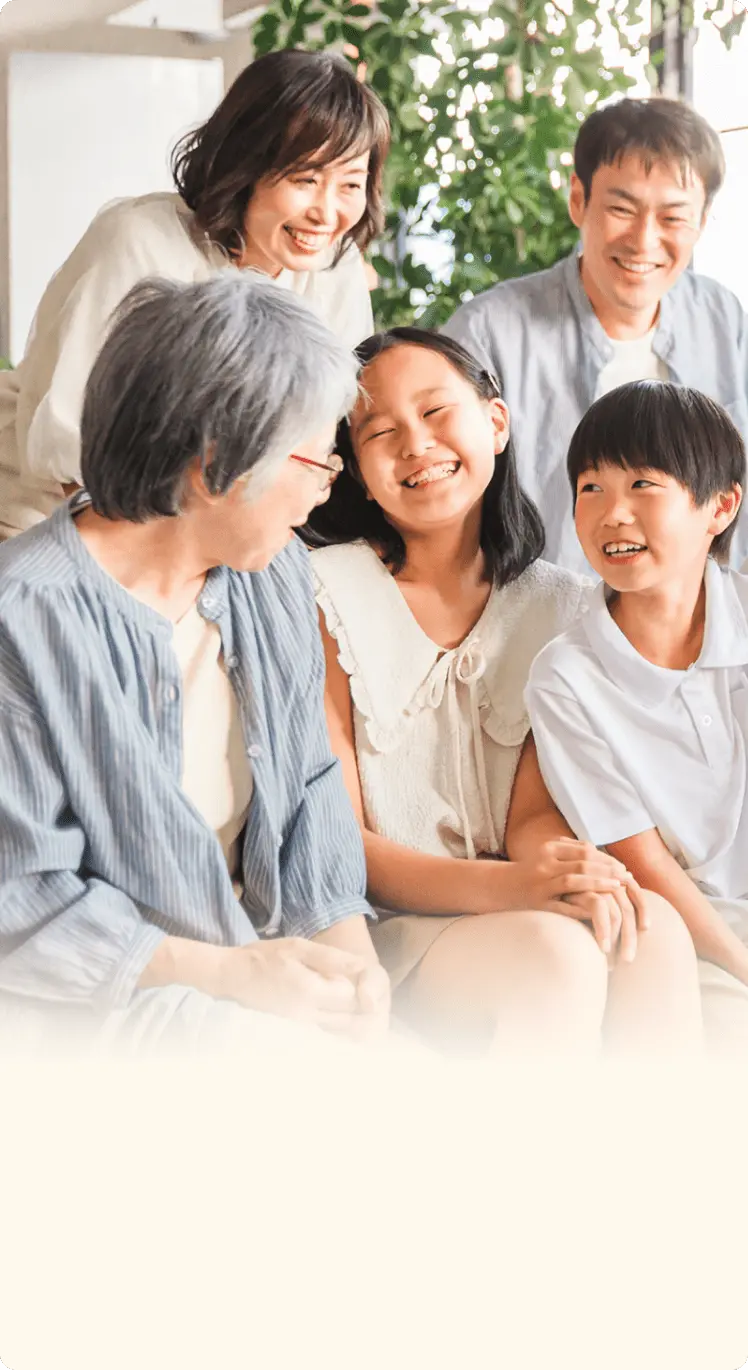 笑顔の3世代家族の写真